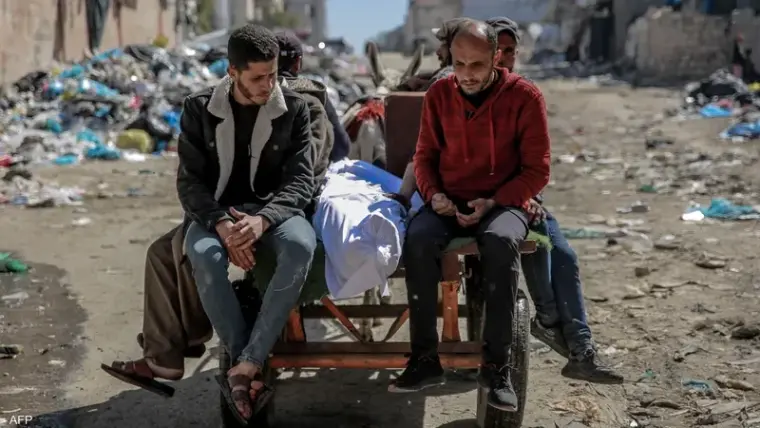 جثمان شهيد تحمله عربة يجرها حيوان
