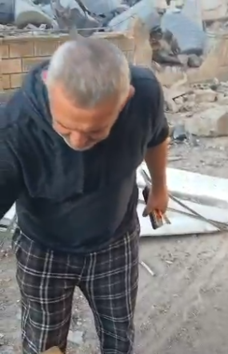لحظة قصف سائق جرافة في بيروت