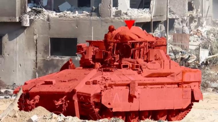لحظة قنص المقاومة جندي اسرائيلي على متن دبابة في قطاع غزة