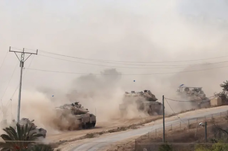 صورة لتحرك دبابات إسرائيلية في بداية الهجوم البري على جباليا