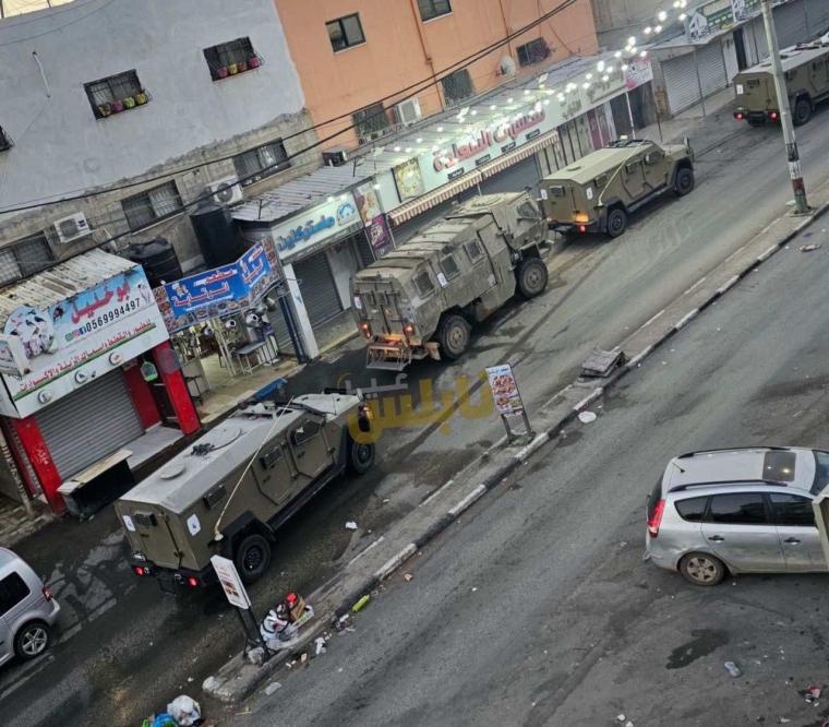 صورة لجانب من محاصرة أحد المنازل بمخيم عسكر بنابلس