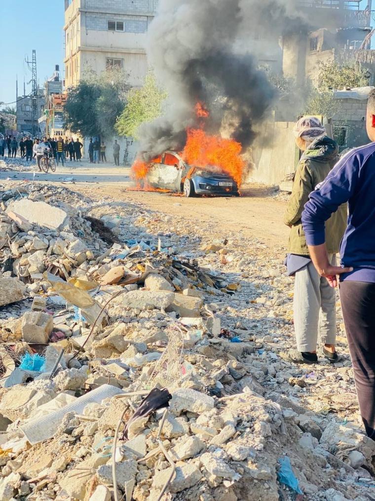 قصف سيارة في مخيم المغازي وسط قطاع غزة