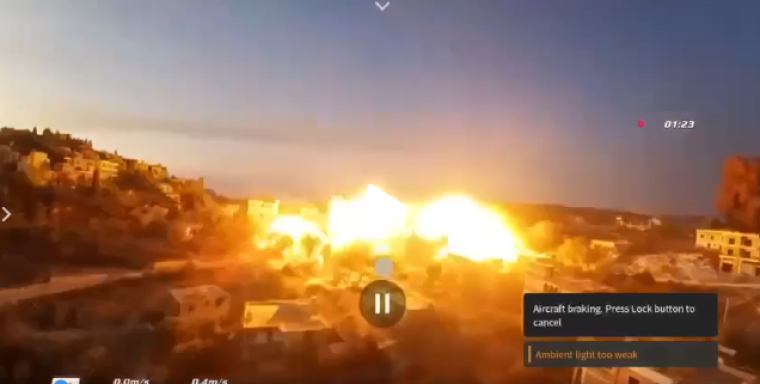 لحظة تفجير جيش الاحتلال الاسرائيلي منازل في جنوب لبنان