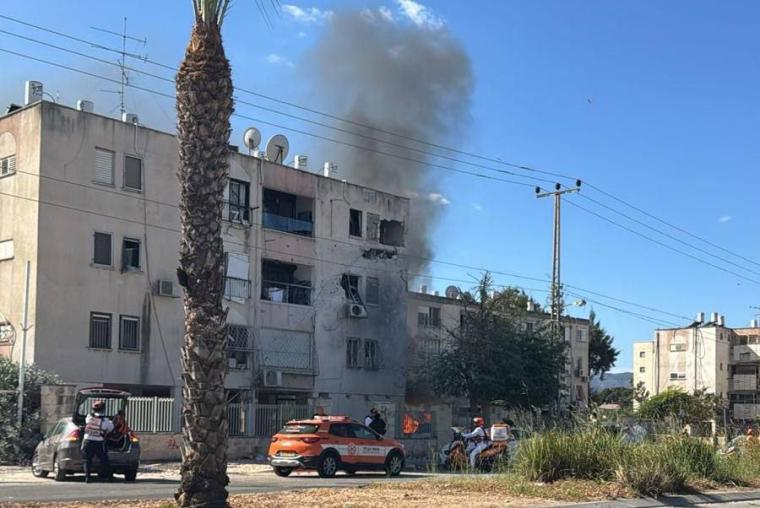 جانب من انفجار صاروخ في بناية شرق حيفا