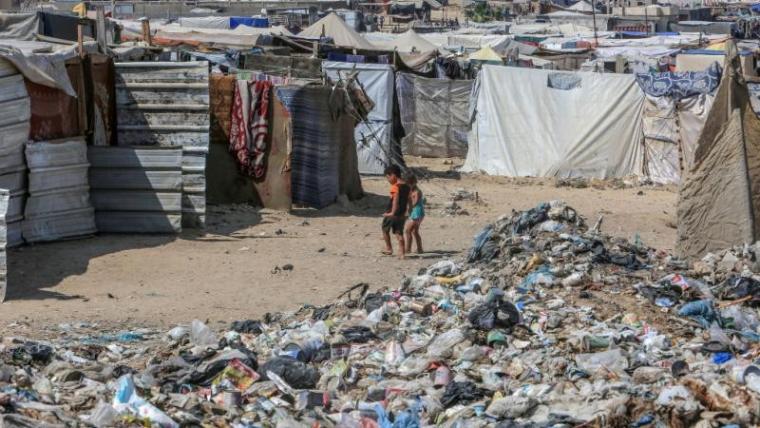 القمامة بجانب خيام النازحين
