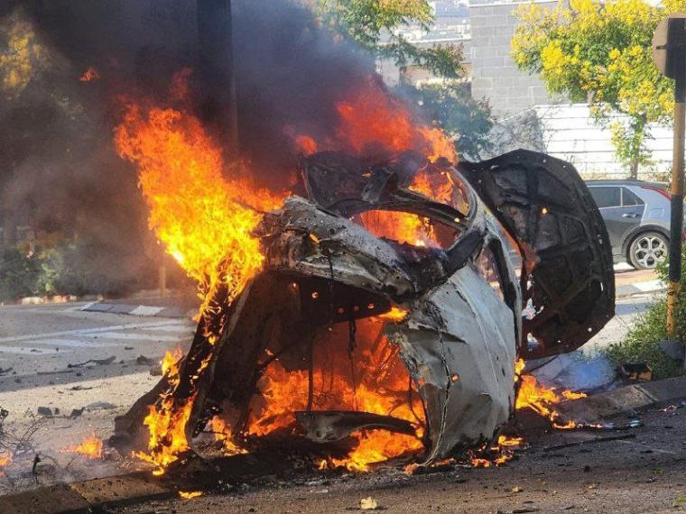 احتراق سيارة في كرمئيل جراء سقوط صاروخ لحزب الله