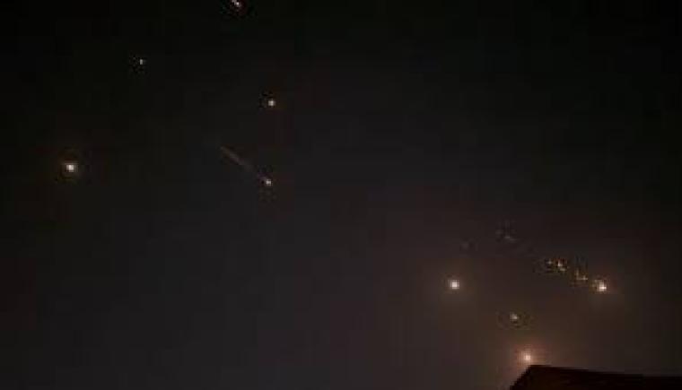 جانب من سقوط صواريخ إيرانية على قاعدة نفاتيم.