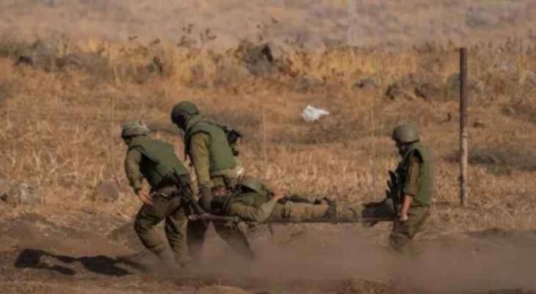 جنود من جيش الاحتلال الاسرائيلي ينقلون مصابًا (أرشيفية)