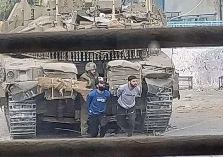الاحتلال يستخدم المدنيين دروع بشرية في غزة.jpeg