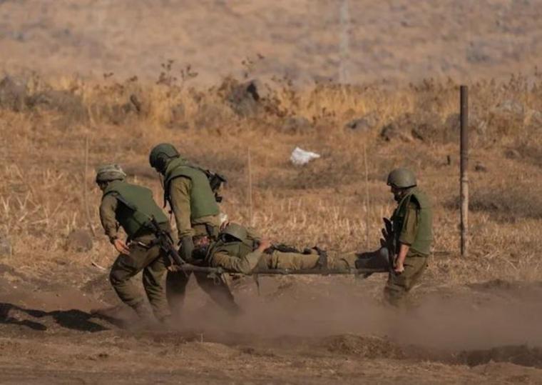 صورة أرشيفية لنقل جنود مصابين بنيران حزب الله على حدود لبنان