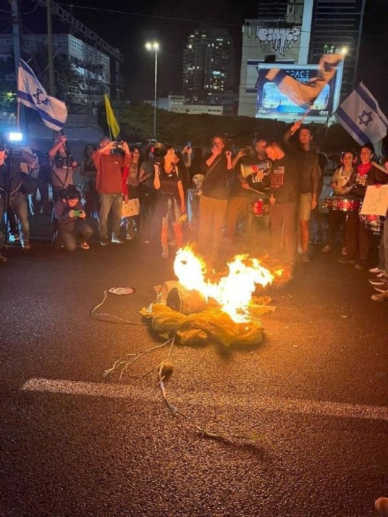 مسيرة في اسرائيل رفضا لقرار اقالة غالانت