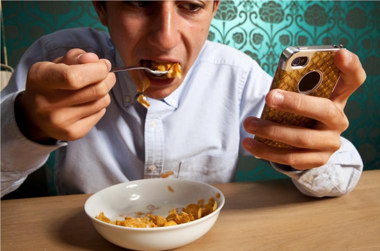 استخدام هاتف أثناء تناول الطعام