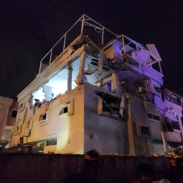 صورة لبناية زعم العدو أصابتها بصاروخ لحزب الله في الطيرة وسط الكيان