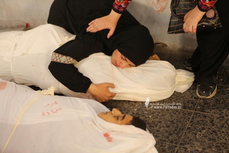 والدة تودع ابنها الشهيد الذي ارتقى بغارة "إسرائيلية" على غزة (ارشيفية)