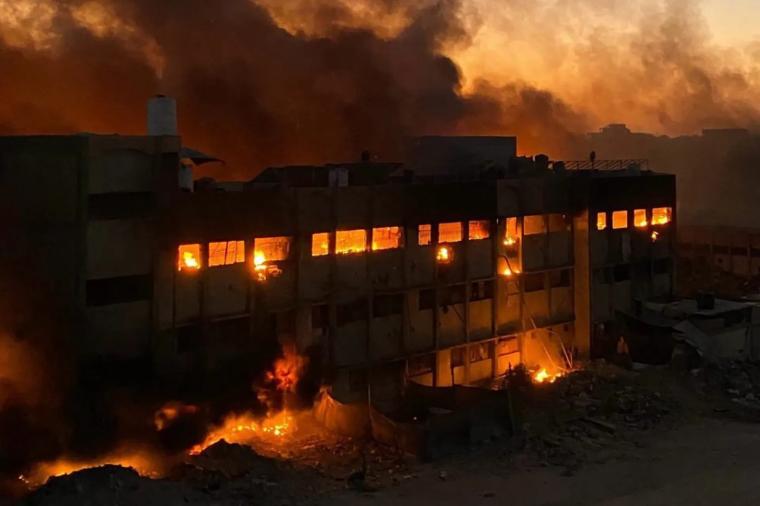 الاحتلال الاسرائيلي يحرق مدرسة في شمال قطاع غزة