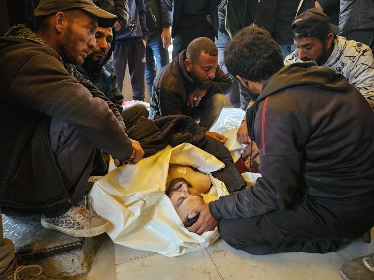 تشييع شهداء تم انتشالهم من مدينة رفح (9).jpeg