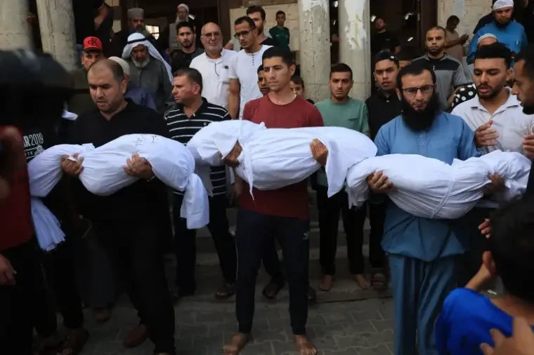 صورة ارشيفية لتشييع عدد من الشهداء في غزة