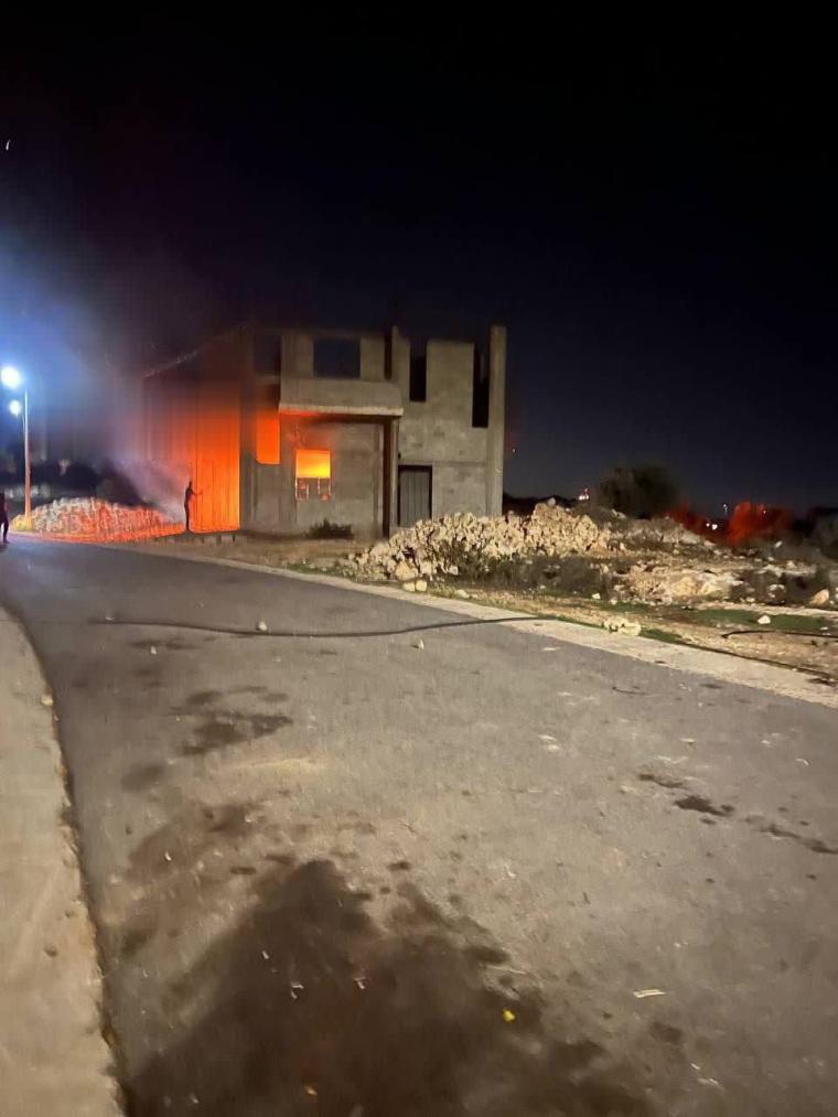 جانب من احراق المستوطنين لمنازل المواطنين في بيت فوريك بنابلس
