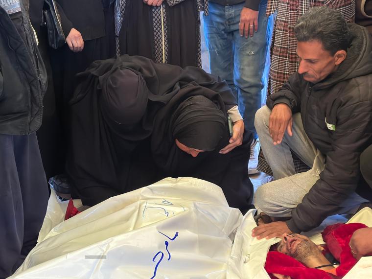 تشييع شهداء خانيونس من داخل مجمع ناصر الطبي (3).jpeg