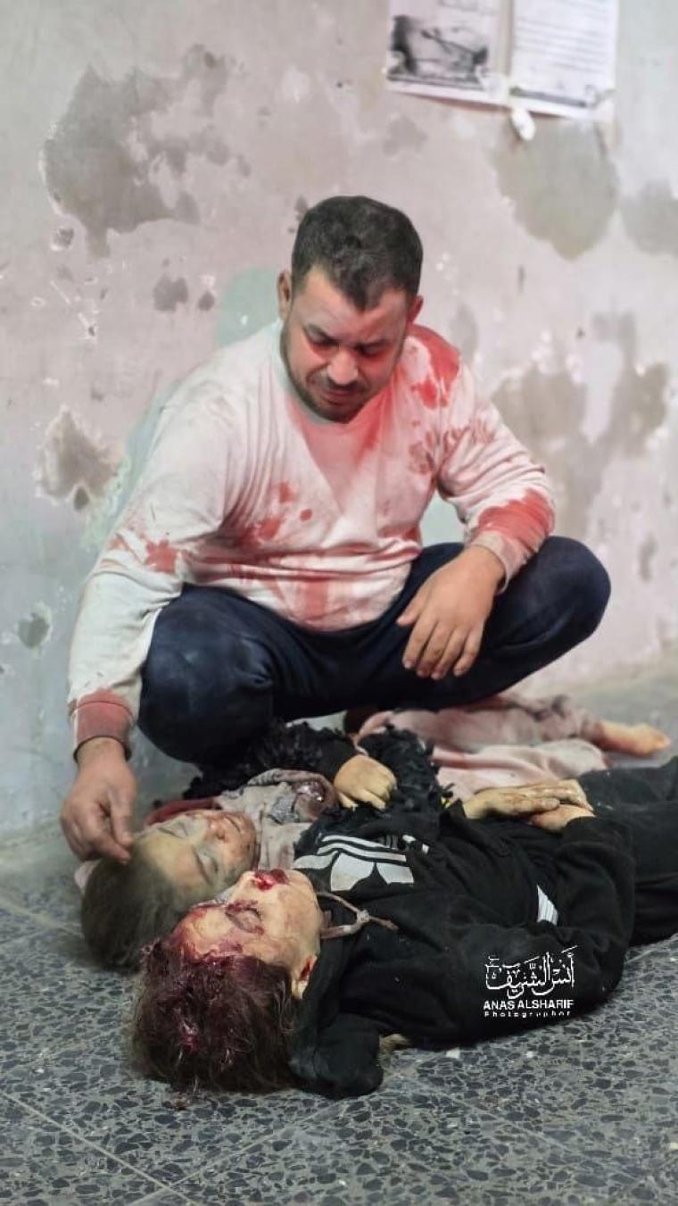 حكيم يودع أطفاله الشهداء.jpeg