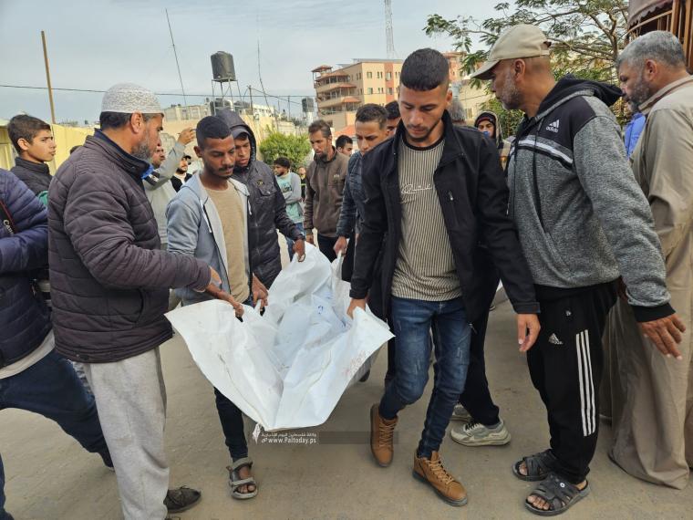 تشييع ٥ شهداء من داخل مجمع ناصر الطبي بمدينة خان يونس جنوبي قطاع غزة (1).jpeg