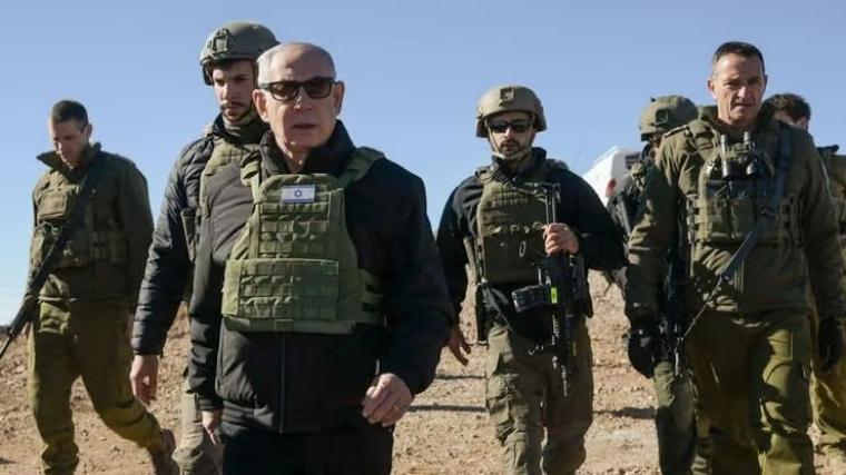 نتنياهو خلال زيارته جبل الشيخ في الجولان السوري أمس