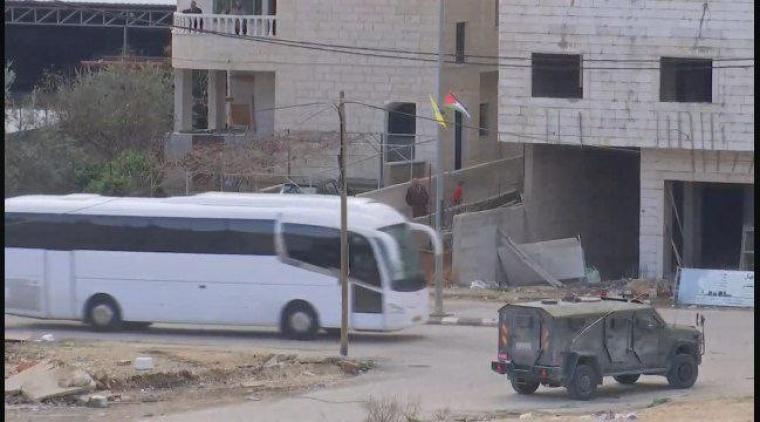 جافلات الأسرى الفلسطينيين قرب حاجز بيتونيا برام الله