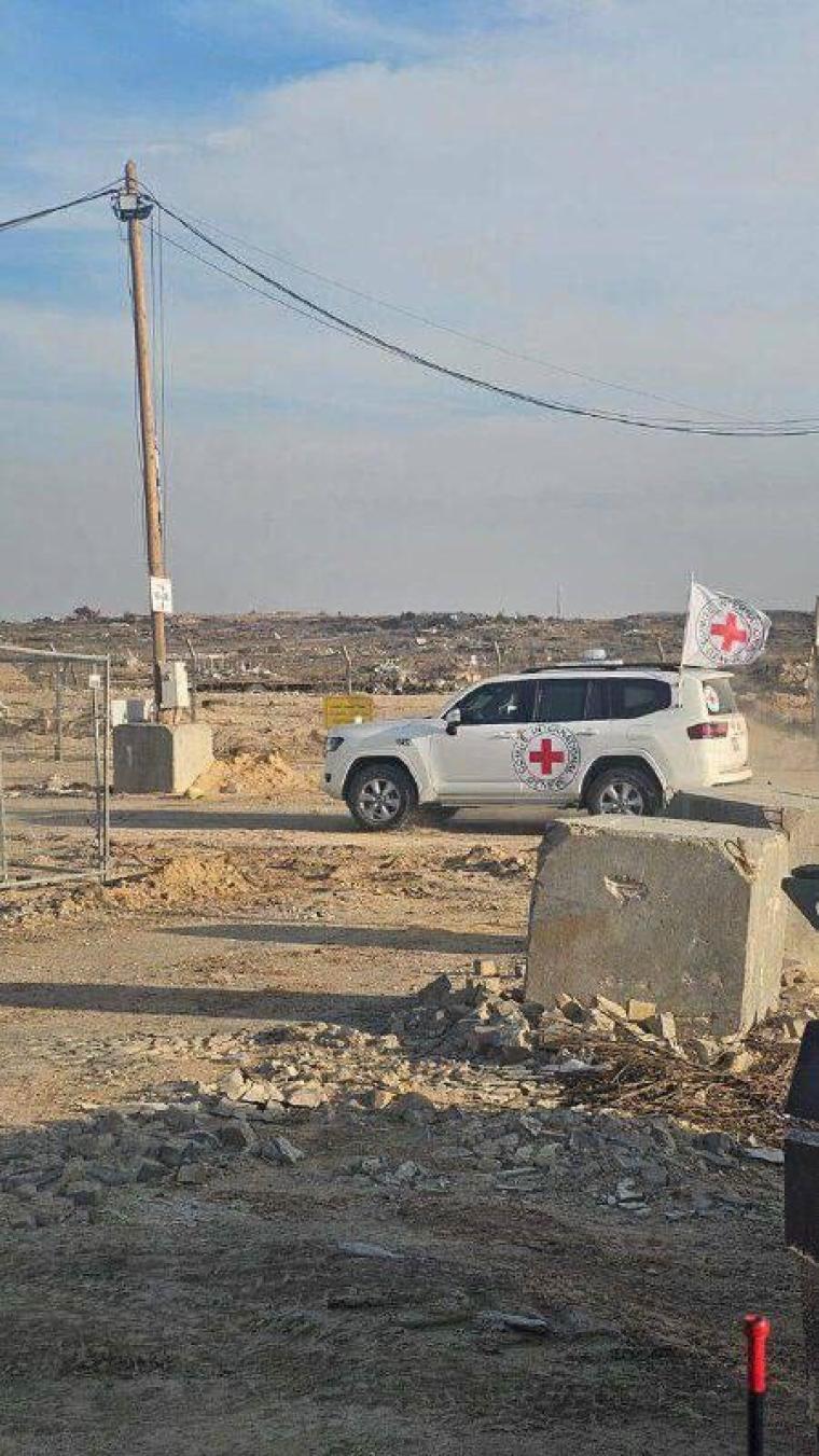 صورة لحاجز نتساريم وقافلة الصليب الأحمر التي نقلت الأسرى الإسرائيليين
