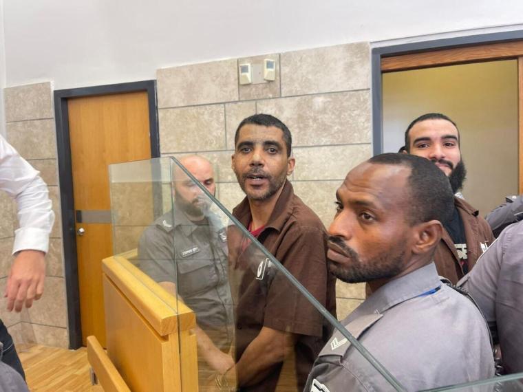 صورة للأسير زكريا الزبيدي خلال تواجده في قاعة المحكمة الإسرائيلية