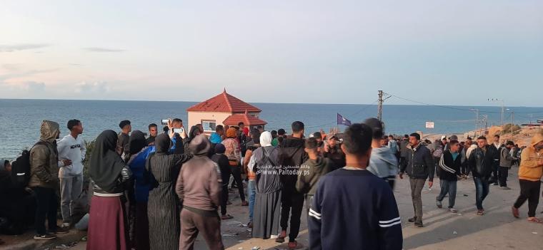 جانب من تجمهر المواطنين على تبة النويري قرب محور نتساريم