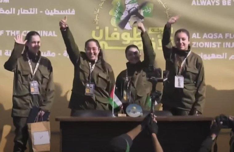 صورة المجندات الأربع خلال اطلاق سراحهم في ميدان فلسطين