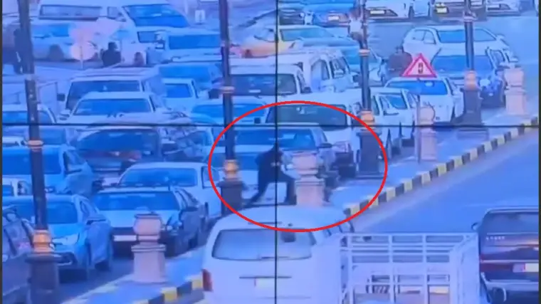 صورة الشاب عندما أنقذ الطفل