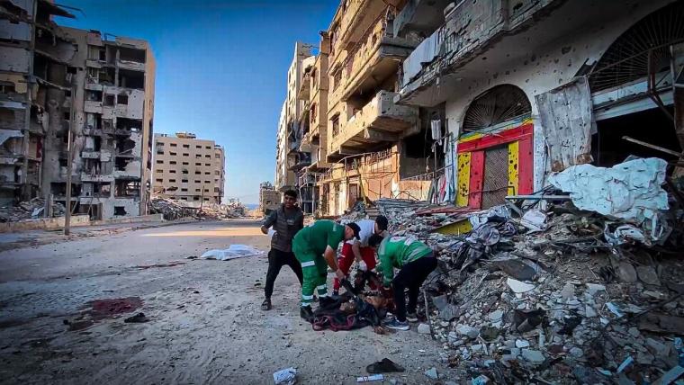 جانب من انتشال رفات الشهداء في غزة