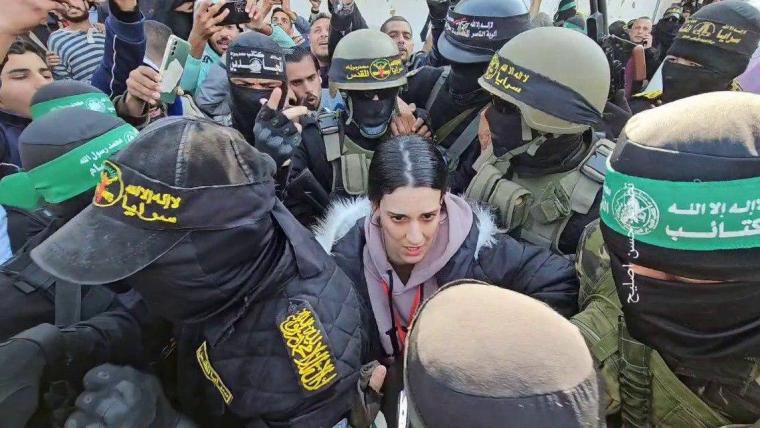 الأسيرة الإسرائيلية أربيل يهود خلال تسليمها قرب منزل الشهيد يحيى السنوار