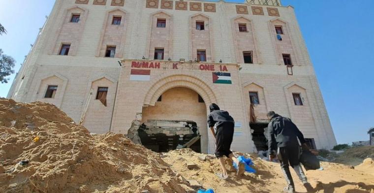 جانب من تدمير الاحتلال المستشفى الإندونيسي
