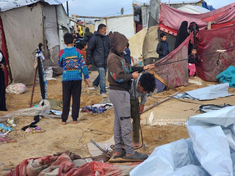 ‏‏تضرر خيام النازحين في منطقة مواصي خان يونس بفعل المنخفض (6) - نسخة