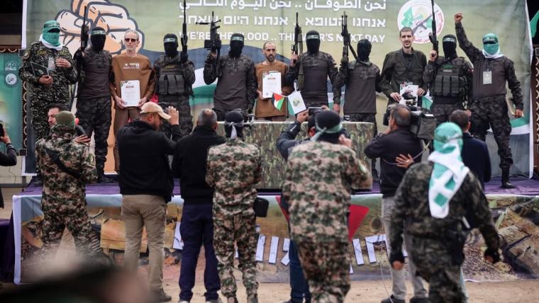 مشاهد تسليم الأسرى من دير البلح (5)