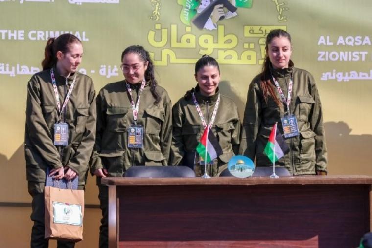 الأسيرات الإسرائيليات المجندات خلال تسليمهم للصليب الأحمر بصفقة التبادل