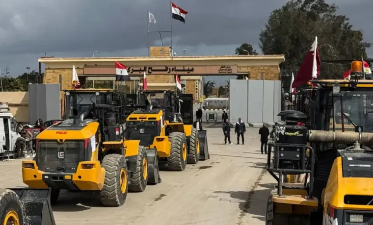 جانب من انتظار جرافات على الجانب المصري لمعبر رفح للدخول لغزة