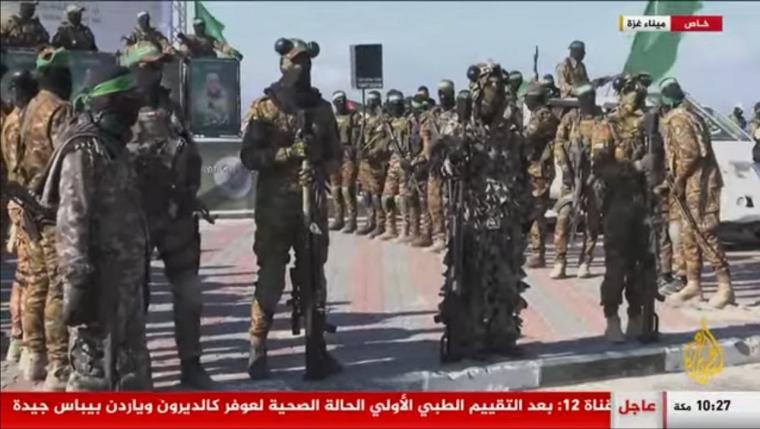 خلال مراسم تسليم الأسير الإسرائيلي كيث سيغال بميناء غزة