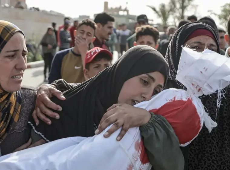 أم تودع طفلها الشهيد