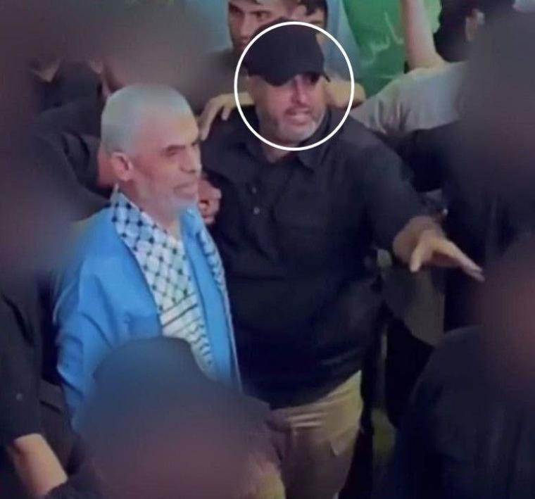 الشهيد يحيى السنوار ومرافقه العمور