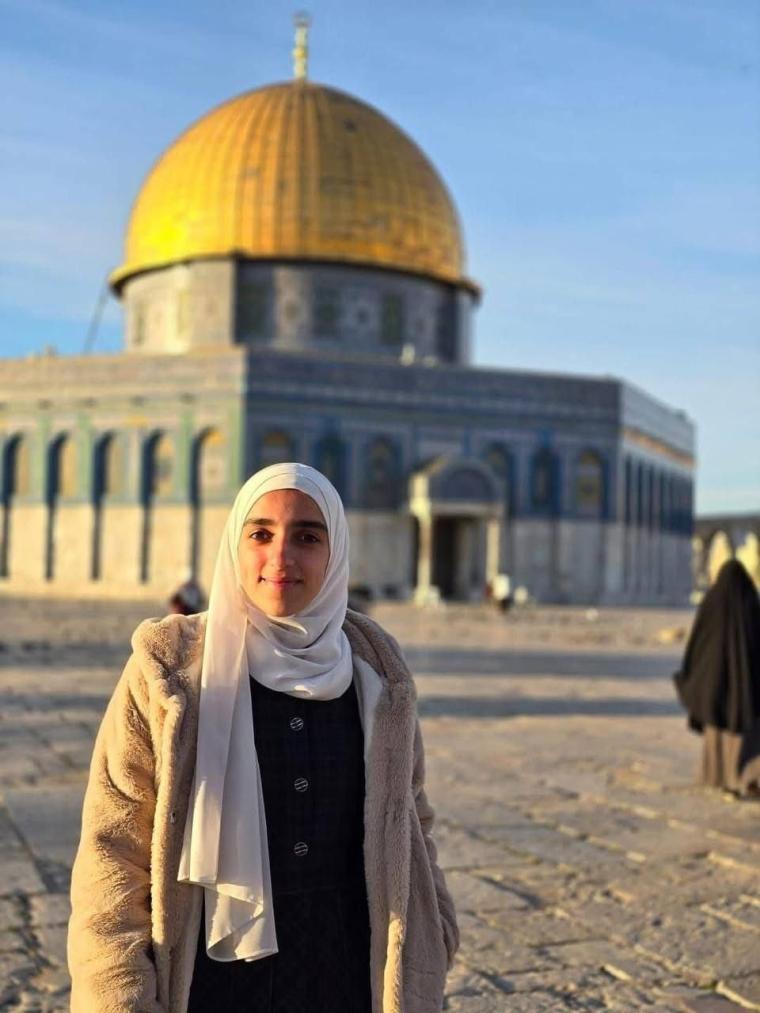 الفتاة إباء الاغبر