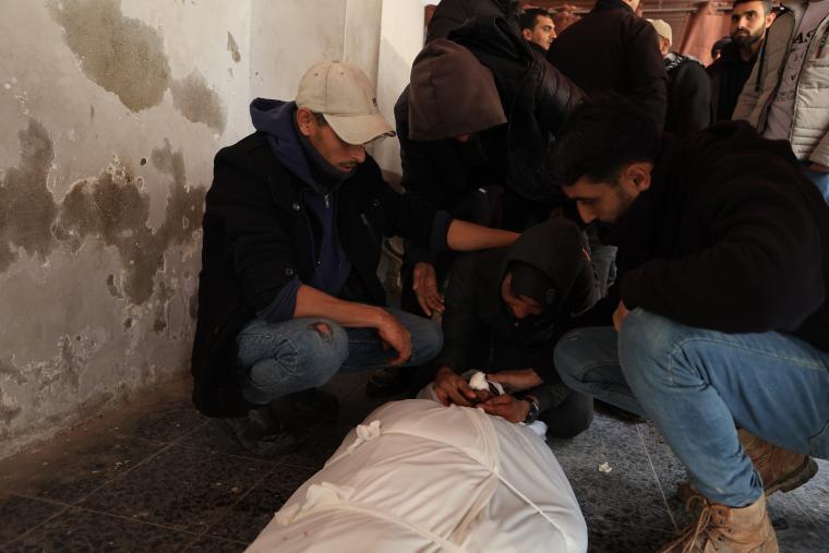 صور وداع شهيدين من عائلة أسليم ف المشفى الاهلى العربى بعد استهدافهم من طيران الاستطلاع شرق حى الشجاعية (2).JPG