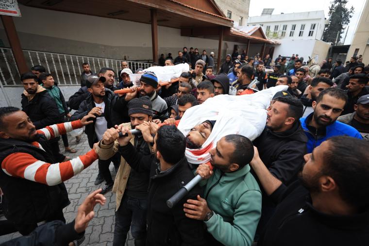 صور وداع شهيدين من عائلة أسليم ف المشفى الاهلى العربى بعد استهدافهم من طيران الاستطلاع شرق حى الشجاعية (13).JPG