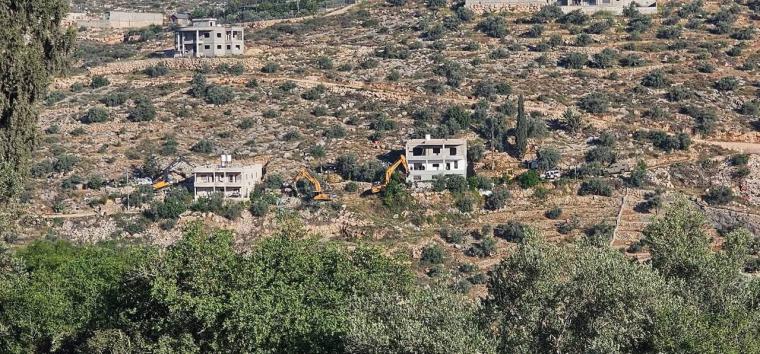 جرافة الاحتلال تهدم منازل للمواطنين في الضفة