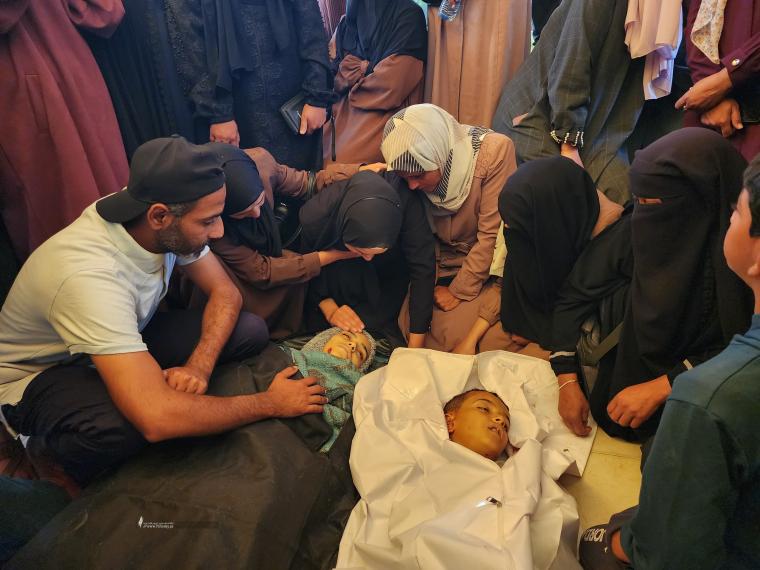 وداع مؤلم خلال تشييع ٧ شهداء بينهم ٤ أطفال في خانيونس (10).jpeg