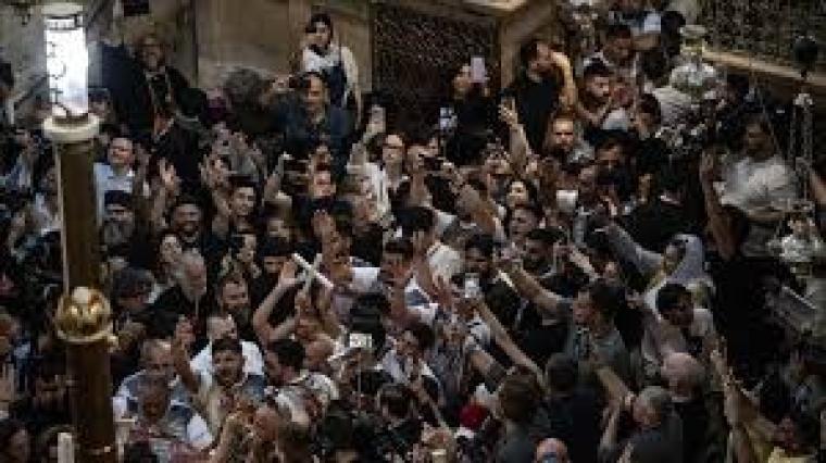 لاعتداء شرطة الاحتلال على المسيحيين في كنيسة القيامة.jpeg