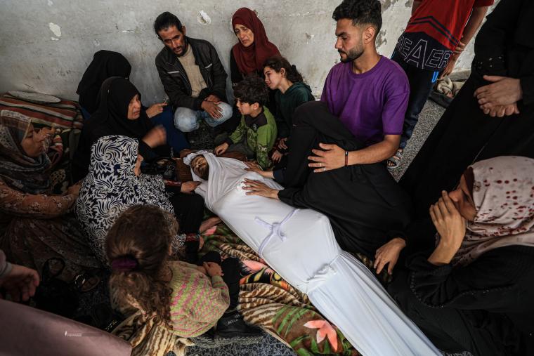 وداع حزين في المشفى الأهلي لـ15 شهيد بعد قصف منازل بشمال قطاع غزة (9)
