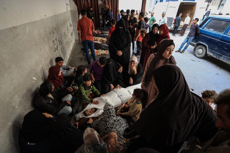 وداع حزين في المشفى الأهلي لـ15 شهيد بعد قصف منازل بشمال قطاع غزة (11)